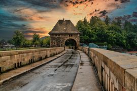 Lais Puzzle - Blick auf die Brücke am Edersee, Hessen, Deutschland. - 2.000 Teile