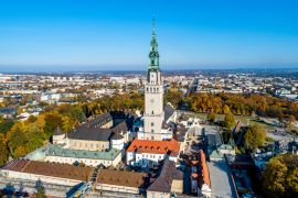 Lais Puzzle - Polen, Częstochowa. Das befestigte Kloster Jasna Góra und die Kirche auf dem Hügel. Berühmter historischer Ort und polnischer katholischer Wallfahrtsort mit der wundertätigen Ikone der Schwarzen Madonna. Luftaufnahme im Herbst - 2.000 Teile