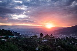 Lais Puzzle - Sonnenuntergang in der Stadt Pereira-Risaralda, Kolumbien. Panoramablick von El Tambo - 2.000 Teile