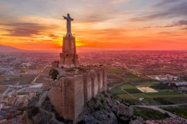 Lais Puzzle - Mittelalterliche Burg von Monteagudo mit Jesus Christus-Statue in der Nähe von Murcia, Spanien - 2.000 Teile