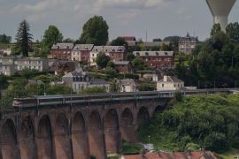 Lais Puzzle - Zug auf Eisenbahnbrücke gegen den Himmel bei Barentin, Frankreich - 2.000 Teile