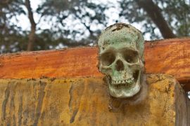 Lais Puzzle - Skulptur eines menschlichen Schädels im Park der Cachiche-Hexen in Ica, Peru - 2.000 Teile