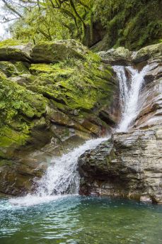 Lais Puzzle - Blick auf einen schönen Wasserfall und Bach im Wald des Nationalparks Los Sosa in Tucuman, Argentinien. - 2.000 Teile