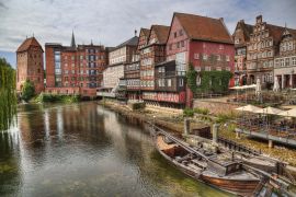 Lais Puzzle - Blick auf den Hafen von Lüneburg, Niedersachsen, Deutschland. - 2.000 Teile