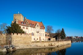 Lais Puzzle - Die historische Wasserburg in Flechtingen von einem Wanderweg aus gesehen - 2.000 Teile