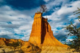 Lais Puzzle - Hohe Felsen in der Tatacoa-Wüste, Kolumbien unter dem bewölkten Himmel - 2.000 Teile