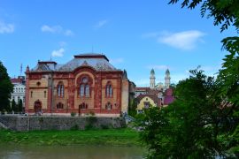 Lais Puzzle - Bau der alten Synagoge am Ufer des Flusses und des Glockenturms der Heilig-Kreuz-Kathedrale, Uzhgorod, UkraineSzabolcs im neo-maurischen Stil und 1904 eröffnet. - 2.000 Teile