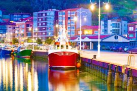 Lais Puzzle - Fischerdorf, Asturien, Spanien. Hafen mit Booten und Häusern in Ribadesella - 2.000 Teile