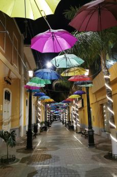 Lais Puzzle - Regenschirme in der Stadt Piura, Peru - 2.000 Teile