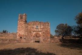 Lais Puzzle - Alte Kirche im Helm eines Bauernhofs in Amealco, Queretaro, Mexiko bereits in Ruinen und mit dem Abendlicht - 2.000 Teile