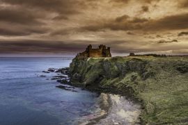 Lais Puzzle - Tantallon Castle in East Lothian, Schottland, ist eine halbzerstörte Klippenfestung aus der Mitte des 14. Jahrhunderts mit historischen Verbindungen zur Douglas-Dynastie, Maria, Königin der Schotten - 2.000 Teile