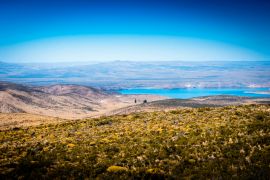 Lais Puzzle - Türkisfarbener See und Berge im Hintergrund. Neuquén, Argentinien - 2.000 Teile