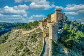 Lais Puzzle - Historisches Alarcon-Schloss über dem Fluss Jucar mit abgewinkeltem Turm, mehreren Toren, Bergfried und Palast, Spanien - 2.000 Teile