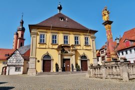 Lais Puzzle - Eibelstadt, Marktplatz mit Rathaus und Mariensäule - 2.000 Teile