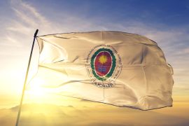 Lais Puzzle - Die Flagge des peruanischen Oberst Portillo weht auf dem oberen Nebel bei Sonnenaufgang - 2.000 Teile