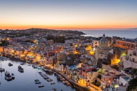 Lais Puzzle - Procida, Sonnenuntergang über dem Hafen von La Corricella. Neapel, Kampanien, Italien - 2.000 Teile