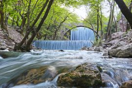 Lais Puzzle - der Wasserfall von Palaiokaria in Trikala Thessalien Griechenland - steinerne Bogenbrücke zwischen den beiden Wasserfällen - 2.000 Teile