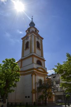 Lais Puzzle - Die Reformatorenkirche ist die größte Kirche in der Beregovo und Dekoration eines der Hauptplätze, Transkarpatien, Ukraine - 2.000 Teile