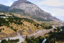 Lais Puzzle - Luftaufnahme des Cerro Mackay-Berges und des Rio Simpson-Flusses nahe Coyhaique, Aysen, Patagonien, Chile. - 2.000 Teile