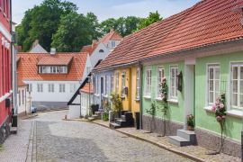 Lais Puzzle - Panorama einer Straße mit kleinen bunten Häusern in Haderslev, Dänemark - 2.000 Teile