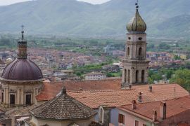 Lais Puzzle - Blick auf die Kirche Annunziata und im Hintergrund die Stadt Venafro. Isernia, Molise, Italien - 2.000 Teile