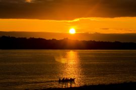 Lais Puzzle - Contamana Ucayali im Ucayali-Fluss Peru inmitten des peruanischen Dschungels, mit wunderschönem orangefarbenen Himmel - 2.000 Teile