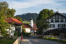 Lais Puzzle - Idyllischer Ort an der Romantischen Straße am Fuße der deutschen Alpen, Roßhaupten, Bayern, Deutschland - 2.000 Teile