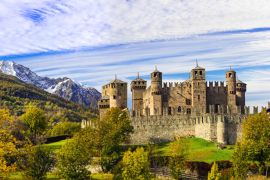 Lais Puzzle - Wunderschönes Castello di Fenis im Aostatal, umgeben von Alpenbergen - 2.000 Teile