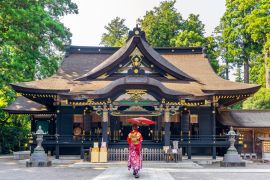 Lais Puzzle - Frau im traditionellen japanischen Kimono mit Regenschirm am Katori-Schrein in Chiba, Japan - 2.000 Teile