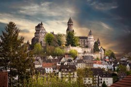 Lais Puzzle - Schloss Braunfels dramatischer Himmel - 2.000 Teile