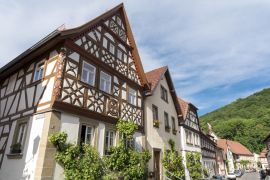 Lais Puzzle - Reiseziel in Deutschland. Traditionelle Fachwerkhäuser in Zeil am Main in Franken, Bayern im Sommer. - 2.000 Teile