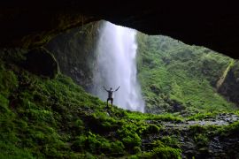 Lais Puzzle - Mann bewundert Puxtla-Wasserfall mit Armen in der Luft in der Nähe von Tlatlauquitepec in Mexiko - 2.000 Teile