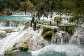 Lais Puzzle - Reihe von türkisfarbenen Wasserfällen im Dschungel von El Meco in Mexiko in der Huasteca Potosina in San Luis Potosi. - 2.000 Teile