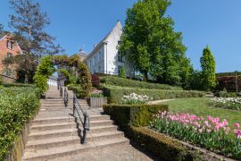 Lais Puzzle - Öffentlicher Park mit Treppe und schön angelegtem Frühlingsgarten auf einem Berg im Dorfzentrum von Heist-op-den-Berg, Provinz Antwerpen, Belgien - 2.000 Teile