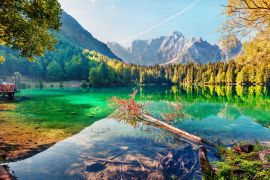 Lais Puzzle - Bunte Sommeransicht des Fusine Sees. Helle Morgenszene der Julischen Alpen mit Mangart-Spitze auf Hintergrund, Provinz Udine, Italien, Europa - 2.000 Teile