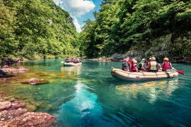 Lais Puzzle - Ausflüge mit Schlauchbooten auf dem Fluss Tara. Aufregender Sommerblick auf die Tara-Schlucht, Montenegro, Europa. Schöne Welt der Mittelmeerländer. Aktiver Tourismus Konzept Hintergrund - 2.000 Teile