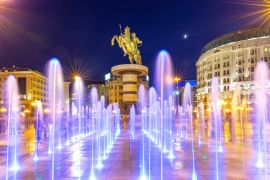 Lais Puzzle - Platz Mazedonien in Skopje bei Nacht mit tanzenden beleuchteten Brunnen und der Statue von Alexander dem Großen (Krieger auf einem Pferd) im Hintergrund - 2.000 Teile