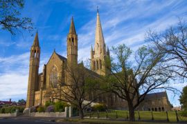 Lais Puzzle - Die Sacred Heart Cathedral in der viktorianischen Goldgräberstadt Bendigo ist die größte Kathedrale im ländlichen Australien - 2.000 Teile