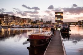 Lais Puzzle - Antwerpen, Belgien, schöne Nachtansicht des modernen Eilandje-Viertels und des Hafens. Kleines Inselviertel und Segelschiff bei Sonnenuntergang. Beliebtes Reiseziel und Touristenattraktion - 2.000 Teile