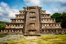 Lais Puzzle - Pyramide De Los Nidos in Tajín, Veracruz Mexiko. Sie hat 365 Fenster, die als Sonnenkalender dienten, und einen Tempel auf der Spitze. Der Stamm der Totonacas lebte früher in diesem schönen Pyramidenkomplex - 2.000 Teile