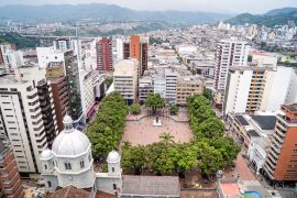 Lais Puzzle - Luftaufnahme der Kathedrale Unserer Lieben Frau der Armut von Pereira auf dem Bolivar-Platz in Risaralda Kolumbien. - 2.000 Teile