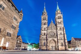 Lais Puzzle - Klassische Nachtansicht in Nürnberg auf das beleuchtete Gebäude der Lorenzkirche St. Lorenz - 2.000 Teile