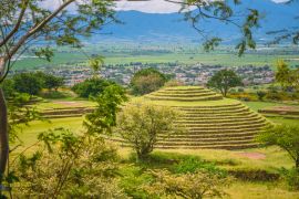 Lais Puzzle - Archäologische Zone von Guachimontones im Bundesstaat Jalisco, Mexiko. Pyramide mit Sommerlandschaft und blauem Himmel - 2.000 Teile