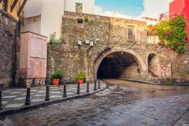 Lais Puzzle - Straßen der historischen Innenstadt von Guanajuato, Stadttunnel und bunte Häuser im Kolonialstil einer mexikanischen Stadt - 2.000 Teile