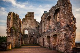 Lais Puzzle - Die Burgruine Hochburg bei Emmendingen im Schwarzwald in Deutschland - 2.000 Teile