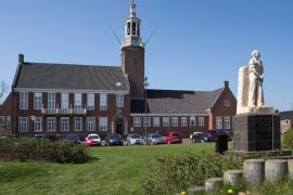 Lais Puzzle - Cityhall Hoogeveen Drenthe Niederlande. Mit Park und Statue - 2.000 Teile