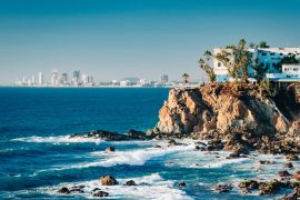 Lais Puzzle - Mazatlan aus der Ferne gesehen mit einer spektakulären Steilküste im Vordergrund, Mexiko - 2.000 Teile