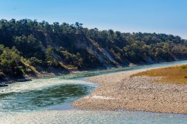 Lais Puzzle - Eine schöne Aussicht mit Wasser, Kieselsteinen und Hügeln im Manas National Park, Assam, Indien - 2.000 Teile