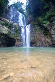 Lais Puzzle - Erstaunlich kristallines blaues Wasser Salto de La India Wasserfall in Santander, Kolumbien - 2.000 Teile