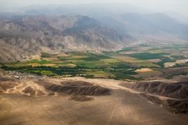 Lais Puzzle - Flugzeug-Panoramablick auf die Hochebene von Nasca mit Geoglyphenlinien, Ica, Peru - 2.000 Teile